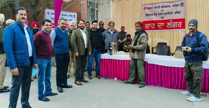 ਵਿਲੱਖਣ ਪਹਿਲ; ਠੰਢ ਦੇ ਮੌਸਮ ‘ਚ ਬਠਿੰਡਾ ਦੇ DC ਦਫ਼ਤਰ ਵਿਖੇ ਕੰਮ-ਧੰਦੇ ਆਉਣ ਵਾਲੇ ਲੋਕਾਂ ਲਈ ਲੱਗਿਆ ਚਾਹ ਦਾ ਲੰਗਰ