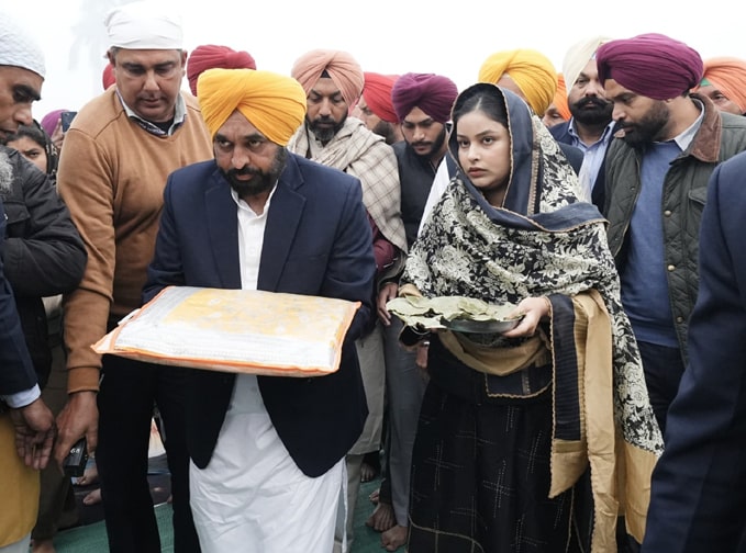 ਸ਼ਹੀਦੀ ਦਿਹਾੜੇ ਮੌਕੇ ਪ੍ਰਵਾਰ ਸਮੇਤ ਸ੍ਰੀ ਫ਼ਤਹਿਗੜ੍ਹ ਸਾਹਿਬ ਵਿਖੇ ਨਤਮਸਤਕ ਹੋਏ ਮੁੱਖ ਮੰਤਰੀ