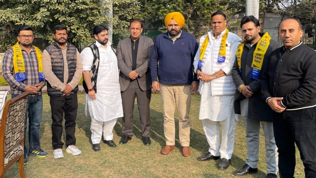 ਵੱਡੀ ਖ਼ਬਰ; ਚੋਣਾਂ ਤੋਂ ਪਹਿਲਾਂ ਕਾਂਗਰਸ ਨੂੰ ਵੱਡਾ ਝਟਕਾ; 2 ਕੋਂਸਲਰਾਂ ਨੇ ਚੁੱਕਿਆ ‘ਝਾੜੂ’