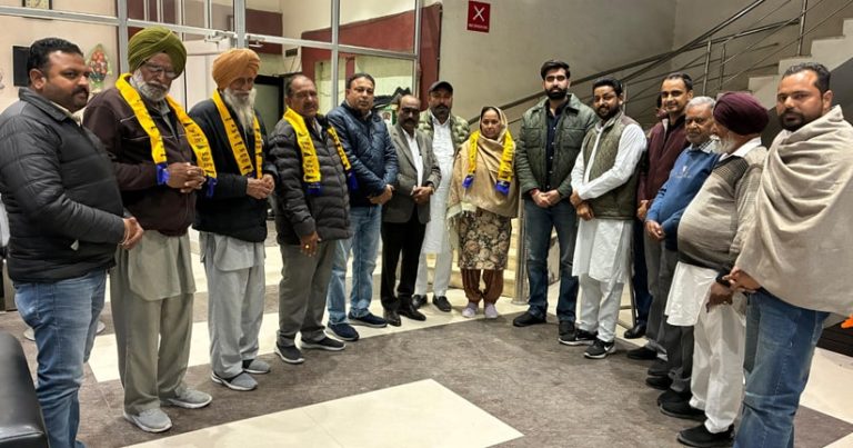 Bathinda ਨਿਗਮ ਚੋਣਾਂ ਤੋਂ ਪਹਿਲਾਂ ਅਕਾਲੀ ਦਲ ਨੂੰ ਝਟਕਾ, ਮਹਿਲਾ ਆਗੂ ਸਾਥੀਆਂ ਨਾਲ ਹੋਏ ਆਪ ‘ਚ ਸ਼ਾਮਲ