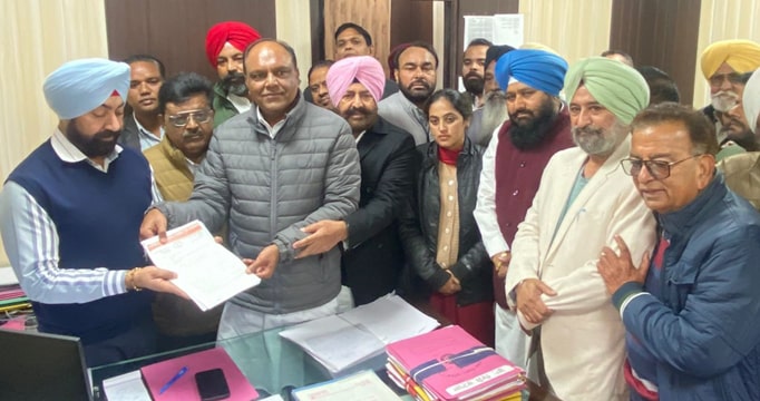 ਕਾਂਗਰਸ ਵੱਲੋਂ ਨਗਰ ਨਿਗਮ ਦੀ ਵਾਰਡ ਬੰਦੀ ਖਿਲਾਫ ਦਿੱਤਾ ਮੰਗ ਪੱਤਰ ਇਤਰਾਜ ਅਤੇ ਸੁਝਾਅ ਦੇਣ ਲਈ ਸਮਾਂ ਵਧਾਉਣ ਦੀ ਕੀਤੀ ਮੰਗ