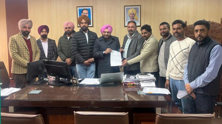 ਡੈਮੋਕ੍ਰੇਟਿਕ ਟੀਚਰਜ਼ ਫ਼ਰੰਟ ਪੰਜਾਬ ਦਾ ਵਫਦ ਡੀ ਐੱਸ ਈ ਨੂੰ ਮਿਲਿਆ