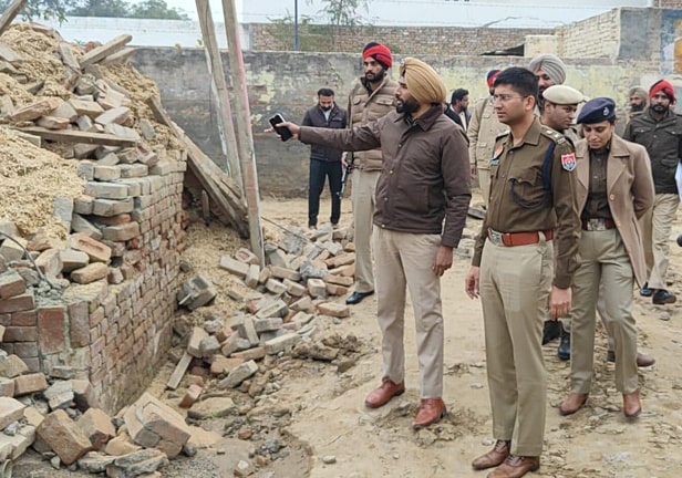 ‘ਯੁੱਧ ਨਸ਼ਿਆਂ ਵਿਰੁੱਧ’ ਮੁਹਿੰਮ ਤਹਿਤ ਸ੍ਰੀ ਮੁਕਤਸਰ ਸਾਹਿਬ ਦੇ ਪਿੰਡ ਅਬੁਲ ਖਰਾਣਾ ਵਿੱਚ ਨਸ਼ਾ ਤਸਕਰ ਵੱਲੋਂ ਗੈਰ-ਕਾਨੂੰਨੀ ਤਰੀਕੇ ਨਾਲ ਬਣਾਈ ਇਮਾਰਤ ’ਤੇ ਚੱਲਿਆ ਬੁਲਡੋਜ਼ਰ