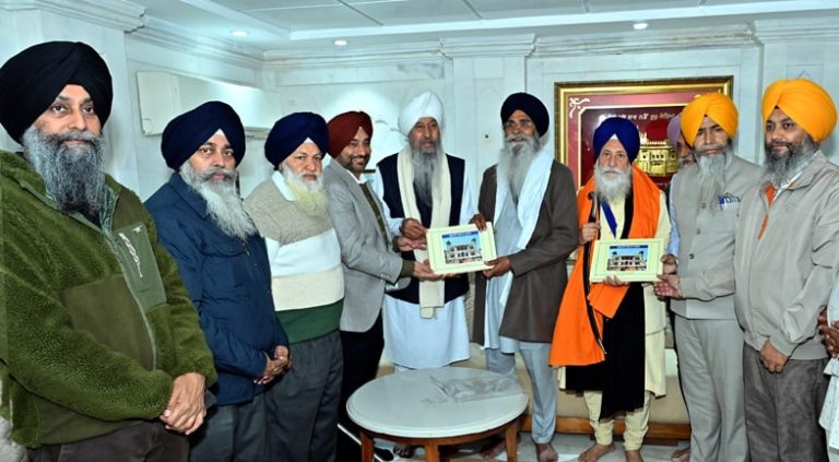ਸੱਚਖੰਡ ਸ੍ਰੀ ਹਰਿਮੰਦਰ ਸਾਹਿਬ ਵਿਖੇ ਮੁਰੰਮਤ ਮਗਰੋਂ ਲਗਾਏ ਸੋਨੇ ਦੇ ਪੱਤਰੇ