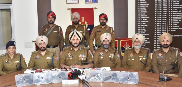 ਅੰਮ੍ਰਿਤਸਰ ਵਿੱਚ, ਸਰਹੱਦ ਪਾਰੋਂ ਚੱਲ ਰਹੇ ਹਥਿਆਰ ਤਸਕਰੀ  ਮਾਡਿਊਲ ਦਾ ਪਰਦਾਫ਼ਾਸ਼; ਇੱਕ ਨਾਬਾਲਗ ਸਮੇਤ 6 ਵਿਅਕਤੀ ਛੇ ਪਿਸਤੌਲਾਂ ਨਾਲ ਗ੍ਰਿਫਤਾਰ