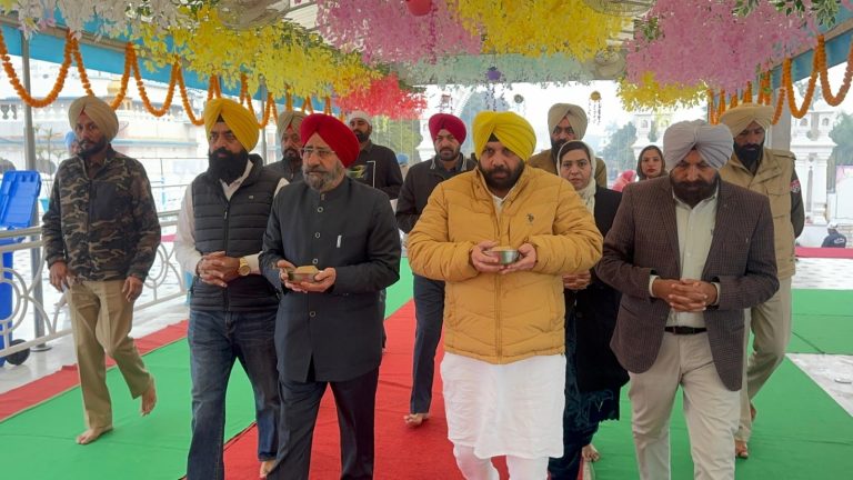 ਕੈਬਨਿਟ ਮੰਤਰੀ ਹਰਭਜਨ ਸਿੰਘ ਈਟੀਓ ਤਖਤ ਸ਼੍ਰੀ ਦਮਦਮਾ ਸਾਹਿਬ ਵਿਖੇ ਹੋਏ ਨਤਮਸਤਕ