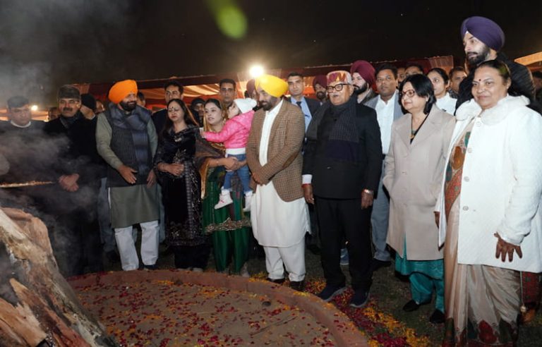 ਪੰਜਾਬ ਲੋਕ ਭਵਨ ਵਿਖੇ ਭਗਵੰਤ ਮਾਨ ਤੇ ਨਾਇਬ ਸੈਣੀ ਦੀ ਮੌਜੂਦਗੀ ‘ਚ ਰਵਾਇਤੀ ਪੰਜਾਬੀ ਢੰਗ ਨਾਲ ਮਨਾਈ ਲੋਹੜੀ