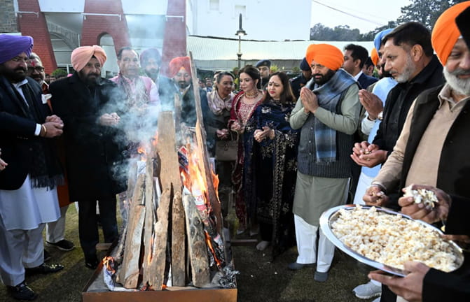 CM Nayab Saini ਨੇ ਚੰਡੀਗੜ੍ਹ ਸਥਿਤ ਆਪਣੇ ਆਵਾਸ ‘ਤੇ ਮਨਾਈ ਲੋਹੜੀ, ਹਰਿਆਣਾ ਵਾਸੀਆਂ ਨੂੰ ਦਿੱਤੀ ਵਧਾਈ