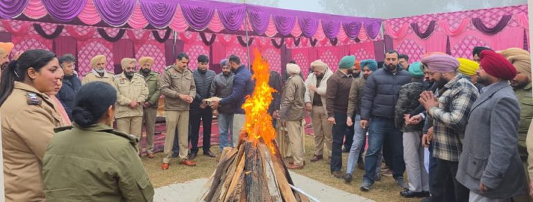 Moga Police ਨੇ ਪੁਲਿਸ ਲਾਈਨਜ਼ ਵਿੱਚ ਧੂਮਧਾਮ ਨਾਲ ਲੋਹੜੀ ਦਾ ਤਿਉਹਾਰ ਮਨਾਇਆ
