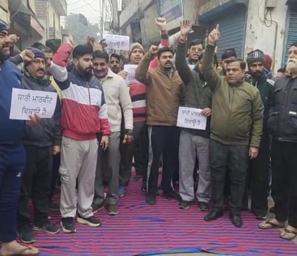 Bathinda ‘ਚ ਤੜਕਸਾਰ ਸੁਨਿਆਰੇ ਦੀ ਦੁਕਾਨ ‘ਤੇ ਡਾਕਾ,ਬਦਮਾਸ਼ ਬੋਰੀਆਂ ‘ਚ ਭਰ ਕੇ ਲੈ ਗਏ ਚਾਂਦੀ ਤੇ ਸੋਨਾ