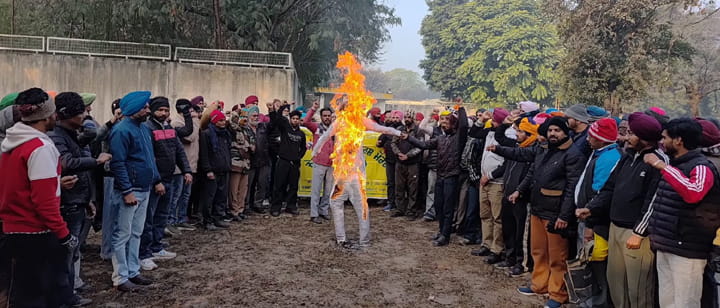 ਥਰਮਲ ਦੇ ਠੇਕਾ ਮੁਲਾਜ਼ਮਾਂ ਨੇ ਫੂਕਿਆ ਸਬ-ਕਮੇਟੀ/ਪੰਜਾਬ ਸਰਕਾਰ ਦਾ ਪੁਤਲਾ
