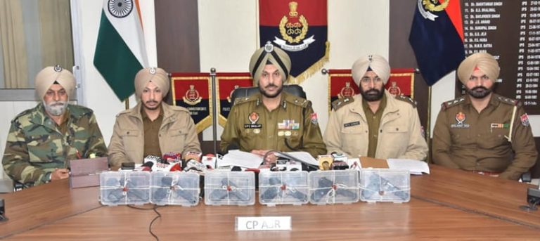 ਸਰਹੱਦ ਪਾਰੋਂ ਗੈਰ-ਕਾਨੂੰਨੀ ਹਥਿਆਰਾਂ ਦੇ ਮਾਡਿਊਲ ਨਾਲ ਜੁੜੇ ਦੋ ਵਿਅਕਤੀ ਅੰਮ੍ਰਿਤਸਰ ਵਿੱਚ ਕਾਬੂ, ਛੇ ਆਧੁਨਿਕ ਹਥਿਆਰ ਬਰਾਮਦ
