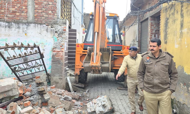 Moga Police ਨੇ ਨਸ਼ਾ ਤਸਕਰ ਦੇ ਅਣ ਅਧਿਕਾਰਤ ਮਕਾਨ ‘ਤੇ ਫੇਰਿਆ ਬੁਲਡੋਜ਼ਰ