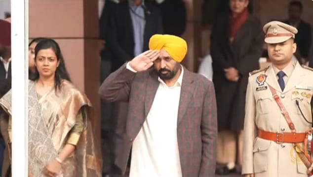 CM Bhagwant Mann ਨੇ Hoshiarpur ‘ਚ ਕੌਮੀ ਤਿਰੰਗਾ ਲਹਿਰਾਇਆ, ਦੇਖੋ Live