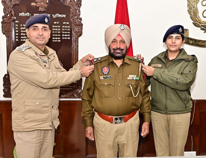 ASI ਪ੍ਰੀਤਮ ਸਿੰਘ ਬੰਗੀ ਪਦਉਨਤ ਹੋ ਕੇ ਬਣੇ ਸਬ ਇੰਸਪੈਕਟਰ, SSP ਨੇ ਲਗਾਏ ਬੈਚ