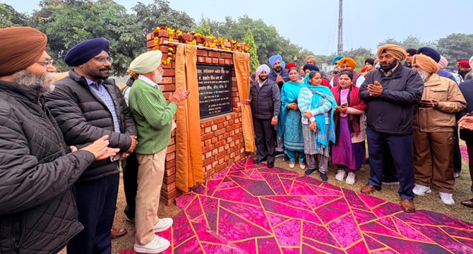 MP Malvinder Singh Kang ਅਤੇ MLA Kulwant Singh ਨੇ ਮੋਹਾਲੀ ਦੇ ਪਿੰਡਾਂ ਵਿੱਚ ਜਿਮ, ਸੌਲਰ ਲਾਈਟਾਂ ਅਤੇ ਬੈਂਚ ਲੋਕ ਅਰਪਿਤ ਕੀਤੇ