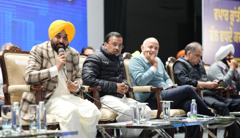 ਅਰਵਿੰਦ ਕੇਜਰੀਵਾਲ ਅਤੇ ਮੁੱਖ ਮੰਤਰੀ ਭਗਵੰਤ ਸਿੰਘ ਮਾਨ ਵੱਲੋਂ ਪੰਜਾਬ ਦੇ ਵਪਾਰੀਆਂ ਅਤੇ ਦੁਕਾਨਦਾਰਾਂ ਨਾਲ ਮੁਲਾਕਾਤ; ਕਿਹਾ, ਹੁਣ ਉਨ੍ਹਾਂ ਨੂੰ ਦਫ਼ਤਰਾਂ ਦੇ ਗੇੜੇ ਲਾਉਣ ਦੀ ਲੋੜ ਨਹੀਂ; ‘ਆਪ’ ਸਰਕਾਰ ਖੁਦ ਉਨ੍ਹਾਂ ਤੱਕ ਪਹੁੰਚ ਕਰੇਗੀ
