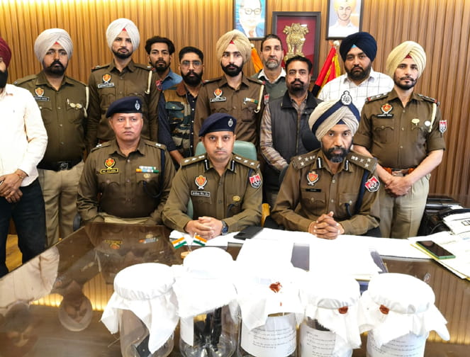 Mansa Police ਵੱਲੋ 2 ਵਿਅਕਤੀਆਂ ਨੂੰ ਕਾਬੂ ਕਰਕੇ 5 ਪਿਸਟਲ ਅਤੇ ਇੱਕ ਮੋਟਰਸਾਈਕਲ ਬ੍ਰਾਮਦ