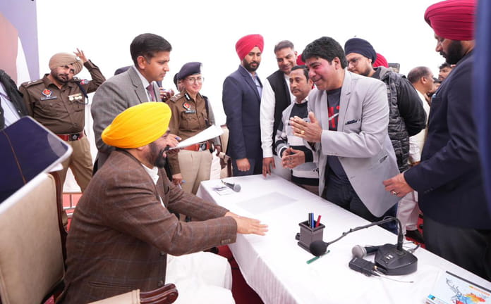 CM Bhagwant Singh Mann ਇਕ ਮਹੀਨੇ ਵਿੱਚ ਦੂਜੀ ਵਾਰ ਜਲੰਧਰ ਪਹੁੰਚੇ, ਲੋਕ ਮਿਲਣੀ ਦੌਰਾਨ ਸ਼ਿਕਾਇਤਾਂ ਦਾ ਮੌਕੇ ‘ਤੇ ਨਿਪਟਾਰਾ