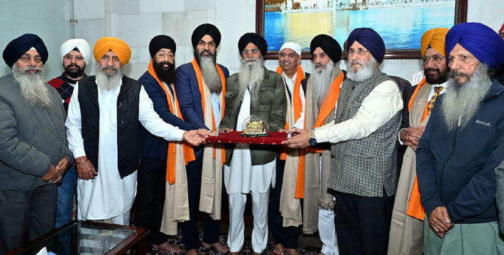 ਕੈਨੇਡਾ ਦੇ ਤਿੰਨ ਮੈਂਬਰ ਪਾਰਲੀਮੈਂਟ ਸੱਚਖੰਡ ਸ੍ਰੀ ਹਰਿਮੰਦਰ ਸਾਹਿਬ ਵਿਖੇ ਹੋਏ ਨਤਮਸਤਕ