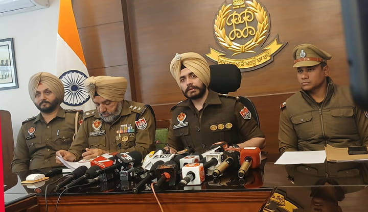 Mohali Police ਵੱਲੋਂ ਫੇਸ 11 ਦੇ ਮੰਦਰ ਦੇ ਨੇੜੇ ਹੋਏ ਨੌਜਵਾਨ ਦੇ ਕਤਲ ਵਿੱਚ ਦੋ ਨਾਬਾਲਗਾਂ ਸਮੇਤ 12 ਮੁਲਜ਼ਮ ਗ੍ਰਿਫਤਾਰ