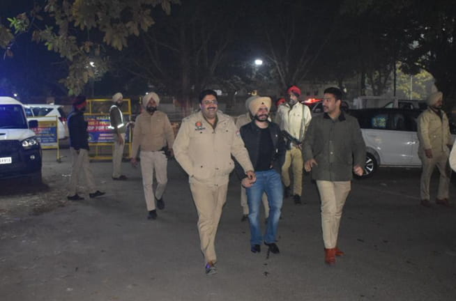 Mohali Police ਵੱਲੋਂ ਜ਼ਿਲ੍ਹਾ ਪੱਧਰ ‘ਤੇ ‘ਆਪਰੇਸ਼ਨ ਨਾਈਟ ਡੋਮੀਨੇਸ਼ਨ’ ਦੀ ਸ਼ੁਰੂਆਤ; 31 ਨਾਕੇ ਲਗਾਏ, ਰਾਤ ਭਰ ਫਲੈਗ ਮਾਰਚ