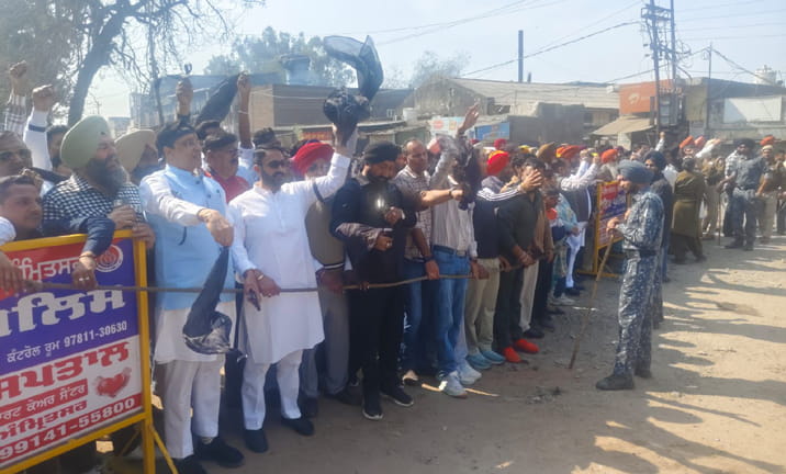 AAP ਆਗੂਆਂ ਨੇ Amritsar ਦੌਰੇ ‘ਤੇ ਆਏ ਹਰਿਆਣਾ ਦੇ CM Nayab Saini ਨੂੰ ਦਿਖਾਏ ਕਾਲੇ ਝੰਡੇ