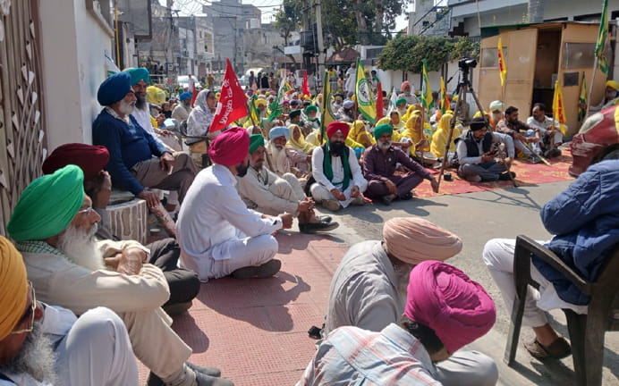 ਕਿਸਾਨ, ਮਜਦੂਰ ਤੇ ਮੁਲਾਜਮ ਜਥੇਬੰਦੀਆਂ ਨੇ ਭਾਜਪਾ ਪ੍ਰਧਾਨ ਸਰੂਪ ਸਿੰਗਲਾ ਦੇ ਘਰ ਅੱਗੇ ਦਿੱਤਾ ਰੋਸ਼ ਧਰਨਾ