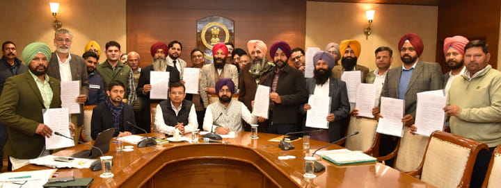 Punjab ‘ਚ 16 ਕਾਨੂੰਗੋ ਨੂੰ ਨਾਇਬ ਤਹਿਸੀਲਦਾਰ ਵਜੋਂ ਮਿਲੀ ਤਰੱਕੀ; ਮਾਲ ਮੰਤਰੀ ਨੇ ਸੌਂਪੇ ਤਰੱਕੀ ਪੱਤਰ