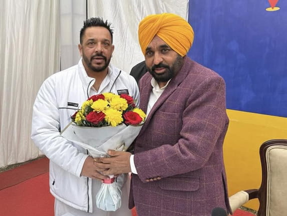 ਸਿੱਧੂ ਮੂਸੇਵਾਲਾ ਵਾਂਗ ਅੱਜ ਤੜਕਸਾਰ ਬਦਮਾਸ਼ਾਂ ਨੇ ‘ਥਾਰ’ ਵਿਚ ਬੈਠੇ ਆਪ ਆਗੂ ਨੂੰ ਗੋ+ਲੀ+ਆਂ ਨਾਲ ਕੀਤਾ ਛਲਣੀ