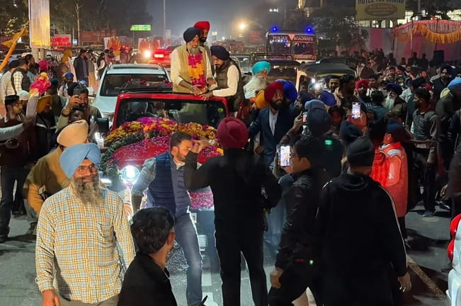 7 ਮਹੀਨਿਆਂ ਬਾਅਦ ਅੰਮ੍ਰਿਤਸਰ ਪੁੱਜੇ ਬਿਕਰਮ ਸਿੰਘ ਮਜੀਠਿਆ ਦਾ ਥਾਂ-ਥਾਂ ਭਰਵਾਂ ਸਵਾਗਤ