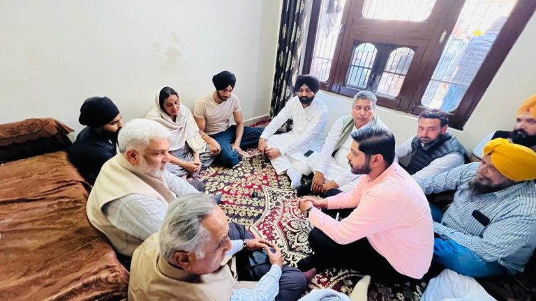 ਸ਼ਹੀਦ ਏਐਸਆਈ ਗੁਰਨਾਮ ਸਿੰਘ ਦੇ ਪਰਿਵਾਰ ਨੂੰ ਮਿਲੇ ਪੰਜਾਬ ਸਰਕਾਰ ਦੇ ਮੰਤਰੀ ਤੇ ‘ਆਪ’ ਵਿਧਾਇਕ, ਮੁੱਖ ਮੰਤਰੀ ਭਗਵੰਤ ਮਾਨ ਵਲੋਂ ਦਿੱਤਾ ਭਰੋਸਾ