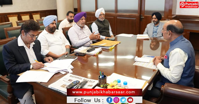 1962, 1965 ਅਤੇ 1971 ਦੀਆਂ ਜੰਗਾਂ  ਵਿੱਚ ਸ਼ਹੀਦ ਸੈਨਿਕਾਂ ਦੇ ਪਰਿਵਾਰਾਂ ਨੂੰ ਮੁਆਵਜ਼ਾ ਦੇਣ ਸਬੰਧੀ ਮੋਹਿੰਦਰ ਭਗਤ ਵੱਲੋਂ ਅਧਿਕਾਰੀਆਂ ਨਾਲ ਵਿਸ਼ੇਸ਼ ਮੀਟਿੰਗ