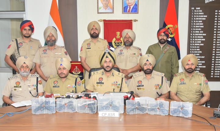 ਸਰਹੱਦ ਪਾਰੋਂ ਚੱਲ ਰਹੇ ਹਥਿਆਰ ਤਸਕਰੀ ਮਾਡਿਊਲ ਦਾ ਪਰਦਾਫਾਸ਼, ਨਾਬਾਲਗ ਸਮੇਤ ਛੇ ਦੋਸ਼ੀ ਅੰਮ੍ਰਿਤਸਰ ਵਿੱਚ ਕਾਬੂ; ਸੱਤ ਆਧੁਨਿਕ ਪਿਸਤੌਲ ਵੀ ਕੀਤੇ ਬਰਾਮਦ