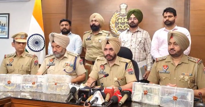 Mohali Police ਵੱਲੋਂ ਚੋਰੀ ਦੇ ਮਾਮਲੇ ਦਾ ਖੁਲਾਸਾ, 04 ਦੋਸ਼ੀ ਗ੍ਰਿਫਤਾਰ; ਸੋਨੇ ਦੇ ਗਹਿਣੇ, ਨਕਦੀ ਅਤੇ ਅਸਲਾ ਬਰਾਮਦ