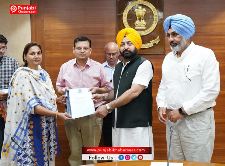 Hardeep Singh Mundian ਨੇ ਤਹਿਸੀਲਦਾਰਾਂ ਅਤੇ ਨਾਇਬ ਤਹਿਸੀਲਦਾਰਾਂ ਨੂੰ ਤਰੱਕੀ ਪੱਤਰ ਸੌਂਪੇ