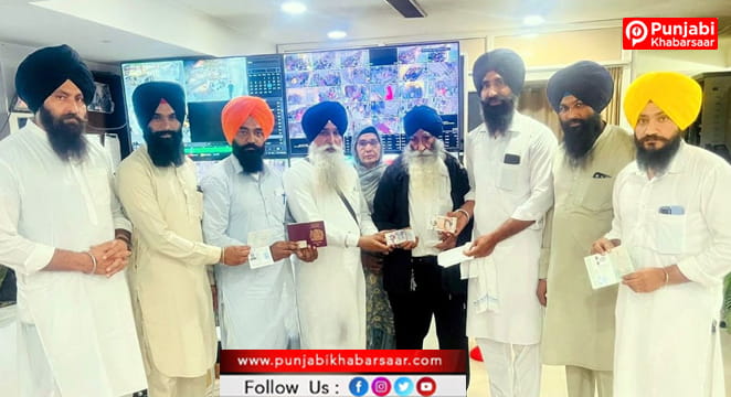 ਸੱਚਖੰਡ ਸ੍ਰੀ ਹਰਿਮੰਦਰ ਸਾਹਿਬ ਵਿਖੇ ਇੰਗਲੈਂਡ ਤੋਂ ਪੁੱਜੇ ਪਰਿਵਾਰ ਦਾ ਗੁੰਮ ਹੋਇਆ ਕੀਮਤੀ ਬੈਗ ਸ਼੍ਰੋਮਣੀ ਕਮੇਟੀ ਮੁਲਾਜ਼ਮਾਂ ਨੇ ਲੱਭ ਕੇ ਕੀਤਾ ਵਾਪਸ