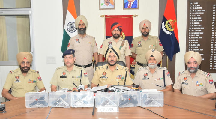 ਸਰਹੱਦ ਪਾਰ ਅਤੇ ਮੱਧ ਪ੍ਰਦੇਸ਼ ਅਧਾਰਤ ਹਥਿਆਰ ਤਸਕਰੀ ਮਾਡਿਊਲ ਦਾ ਅੰਮ੍ਰਿਤਸਰ ਵਿੱਚ ਪਰਦਾਫ਼ਾਸ਼; ਛੇ ਪਿਸਤੌਲਾਂ ਸਮੇਤ ਤਿੰਨ ਕਾਬੂ