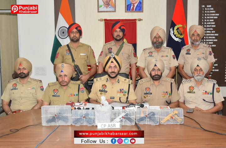 ਸਰਹੱਦ ਪਾਰੋਂ ਚੱਲ ਰਹੇ ਨਸ਼ਿਆਂ ਅਤੇ ਹਥਿਆਰਾਂ ਦੀ ਤਸਕਰੀ ਵਾਲੇ ਮਾਡਿਊਲ ਦਾ ਪਰਦਾਫਾਸ਼; 900 ਗ੍ਰਾਮ ਆਈਸੀਈ ਅਤੇ 5 ਪਿਸਤੌਲਾਂ ਸਮੇਤ ਤਿੰਨ ਮੁਲਜ਼ਮ ਅੰਮ੍ਰਿਤਸਰ ਤੋਂ ਗ੍ਰਿਫ਼ਤਾਰ