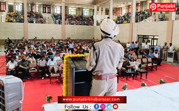 ਪੰਜਾਬ ਪੁਲਿਸ ਦਾ ‘ਸੰਪਰਕ ਅਭਿਆਨ’ ਨੌਜਵਾਨਾਂ ਨੂੰ ਗੈਂਗਸਟਰਾਂ ਦੀ ਹਨ੍ਹੇਰੀ ਦੁਨੀਆਂ ’ਚ  ਸ਼ਾਮਲ ਹੋਣ ਦੇ ਮਾਰੂ ਪ੍ਰਭਾਵਾਂ ਤੋਂ ਜਾਗਰੂਕ ਕਰਵਾ ਰਿਹੈ; ਲੋਕਾਂ ਵੱਲੋਂ ਕਮਿਊਨਿਟੀ ਪੁਲਿਸਿੰਗ ਪਹਿਲ ਦੀ ਸ਼ਲਾਘਾ