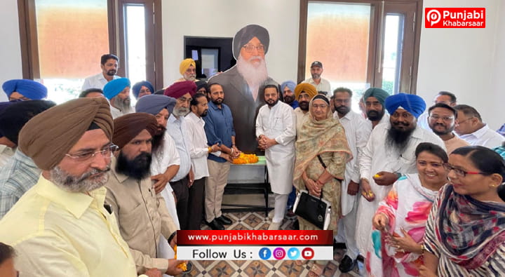 ਮਰਹੂਮ ਮੁੱਖ ਮੰਤਰੀ ਪ੍ਰਕਾਸ਼ ਸਿੰਘ ਬਾਦਲ ਦੀ ਤੀਜੀ ਬਰਸੀ ’ਤੇ ਅਕਾਲੀ ਆਗੂਆਂ ਵੱਲੋਂ ਸ਼ਰਧਾ ਸੁਮਨ ਭੇਂਟ