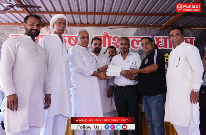 कैबिनेट मंत्री रणबीर गंगवा ने गांव धांसू में गौशालाओं को 84 लाख 41 हज़ार रुपये से अधिक की राशि के चेक वितरित किए