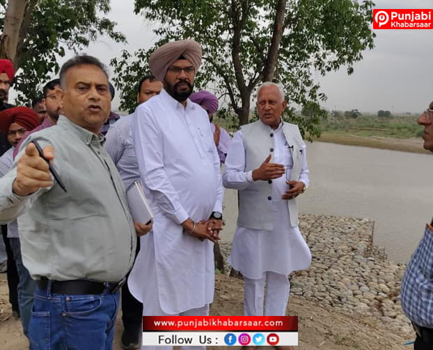 ਬਰਿੰਦਰ ਕੁਮਾਰ ਗੋਇਲ ਵੱਲੋਂ ਬੀ.ਓ.ਪੀ. ਸ਼ਾਹਪੁਰ ਵਿਖੇ ਰਾਵੀ ਦਰਿਆ ਦੇ ਧੁੱਸੀ ਬੰਨ੍ਹ ‘ਤੇ ਚਲ ਰਹੇ ਹੜ੍ਹ ਸੁਰੱਖਿਆ ਪ੍ਰਬੰਧਾਂ ਦਾ ਜਾਇਜ਼ਾ