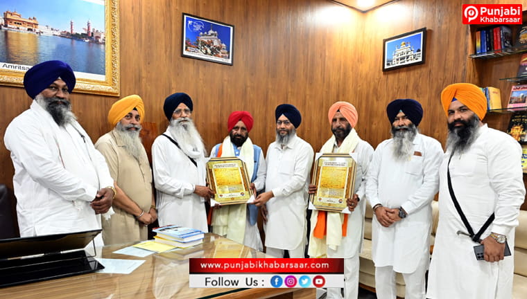 ਉੱਤਰ ਪ੍ਰਦੇਸ਼ ਦੇ ਖੇਤੀਬਾੜੀ ਮੰਤਰੀ ਸ. ਬਲਦੇਵ ਸਿੰਘ ਔਲਖ ਪਰਿਵਾਰ ਸਮੇਤ ਸੱਚਖੰਡ ਸ੍ਰੀ ਹਰਿਮੰਦਰ ਸਾਹਿਬ ਵਿਖੇ ਨਤਮਸਤਕ