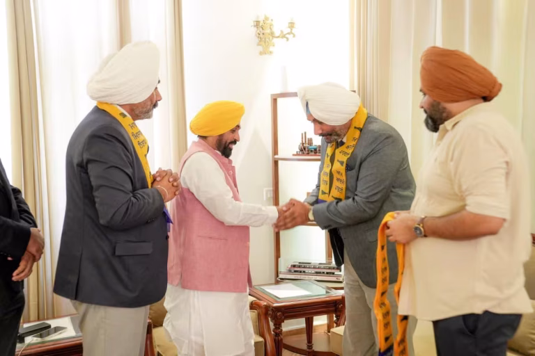Chandigarh News : AAP ਨੂੰ ਮਿਲੀ ਕਾਨੂੰਨੀ ਤਾਕਤ, ਘੁੰਮਣ ਬ੍ਰਦਰਜ਼ AAP ਵਿੱਚ ਸ਼ਾਮਲ