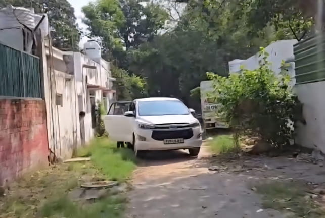 Punjab Police ਦੇ ਪੁੱਜਣ ਤੋਂ ਪਹਿਲਾਂ ਹੀ ਬਾਗੀ MP ਸੰਦੀਪ ਪਾਠਕ ਪਿਛਲੇ ਗੇਟ ਰਾਹੀਂ ਫ਼ੁਰਰ…, ਦੇਖੋ ਵੀਡੀਓ