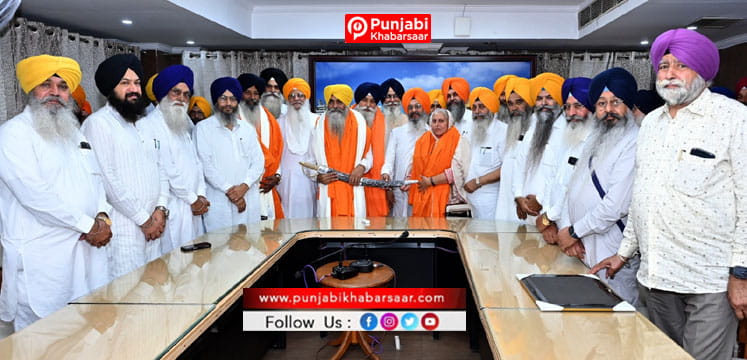 SGPC ਦੇ ਮੀਤ ਸਕੱਤਰ ਜਸਪਾਲ ਸਿੰਘ ਢੱਡੇ ਤੇ ਹੋਰ ਮੁਲਾਜ਼ਮਾਂ ਨੂੰ ਸੇਵਾ ਮੁਕਤ ਹੋਣ ’ਤੇ ਕੀਤਾ ਸਨਮਾਨਤ