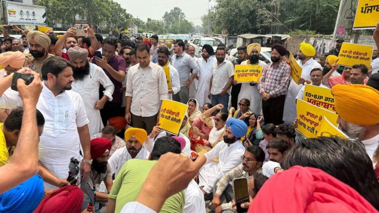 Chandigarh News:“ਮੋਦੀ ਸਰਕਾਰ ਵੱਲੋਂ ਲੋਕਤੰਤਰ ਦਾ ਕਤਲ”: ਸੰਜੀਵ ਅਰੋੜਾ ਖਿਲਾਫ ਈਡੀ ਦੀ ਕਾਰਵਾਈ ਨੂੰ ਲੈ ਕੇ ‘ਆਪ’ ਨੇ ਪੰਜਾਬ ਭਰ ਵਿੱਚ ਭਾਜਪਾ ਦਫ਼ਤਰਾਂ ਦਾ ਕੀਤਾ ਘਿਰਾਓ