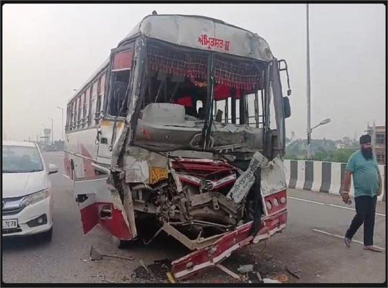 Punjab News : ਚੰਡੀਗੜ੍ਹ ਤੋਂ ਅੰਮ੍ਰਿਤਸਰ ਜਾ ਰਹੀ PRTC ਬੱਸ ਨਾਲ ਵਾਪਰਿਆ ਭਾਣਾ, ਕੰਡਕਟਰ ਦੀ ਮੌਤ, ਸਹਿਮੇ ਲੋਕ