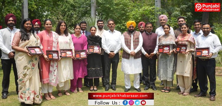 CM Bhagwant Singh Mann ਵੱਲੋਂ UPSC-2025 ਪਾਸ ਕਰਨ ਵਾਲੇ ਉਮੀਦਵਾਰਾਂ ਦਾ ਸਨਮਾਨ; ਕਿਹਾ, ਪੰਜਾਬ ਦੇ ਆਮ ਪਰਿਵਾਰਾਂ ਦੇ ਬੱਚੇ ਲਗਾਤਾਰ ਸੂਬੇ ਦਾ ਮਾਣ ਵਧਾ ਰਹੇ